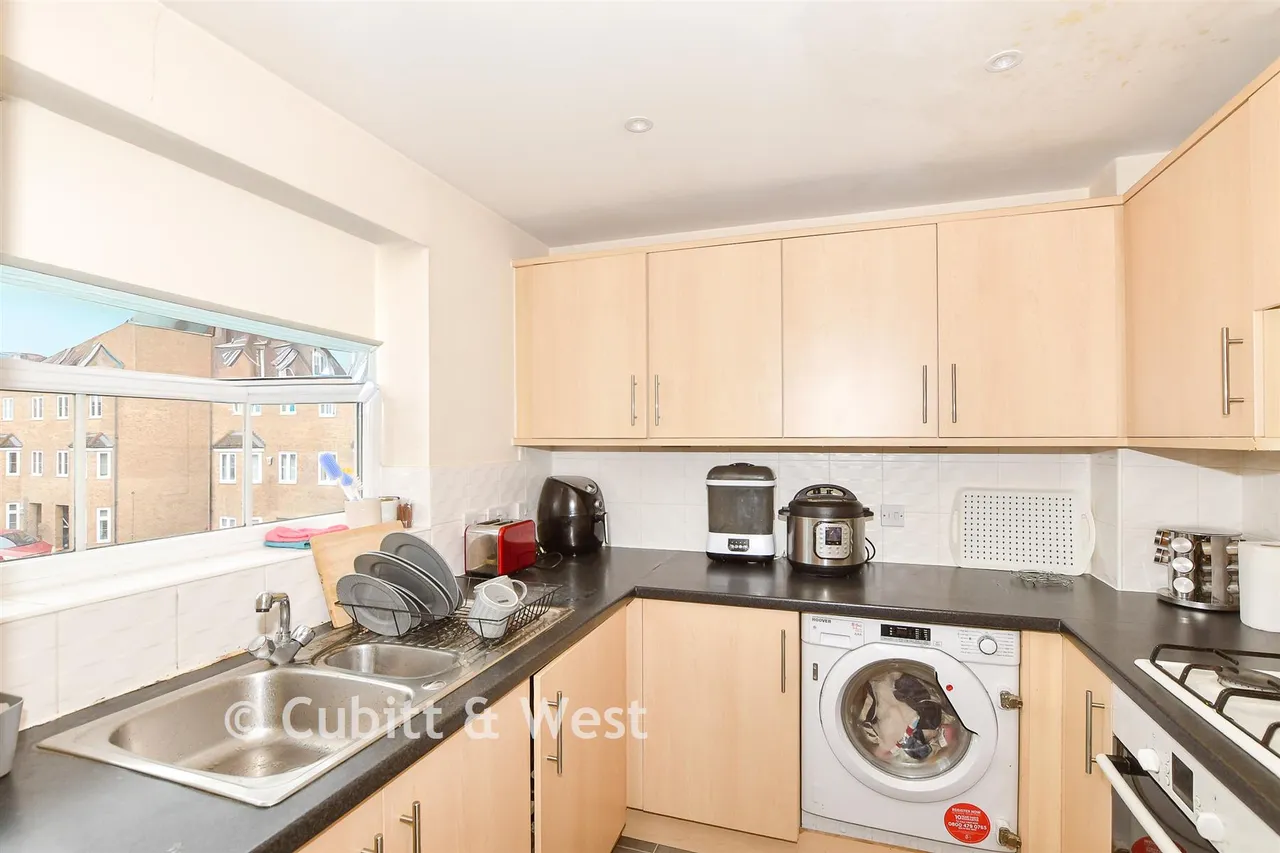 Lucas Close, Maidenbower, RH10, photo 6