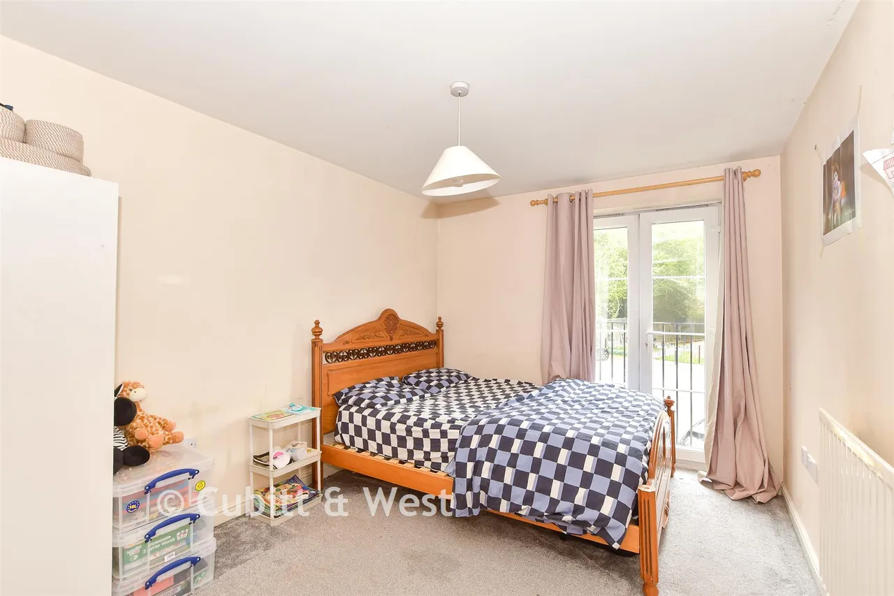 Lucas Close, Maidenbower, RH10, photo 9