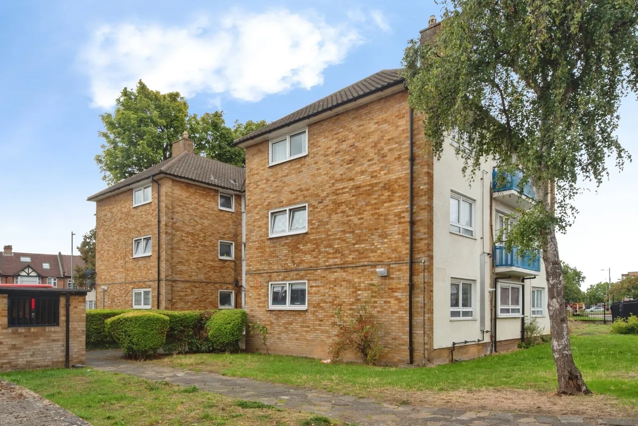 1 bed flat for sale, Lea Bridge Road, Walthamstow, E17
