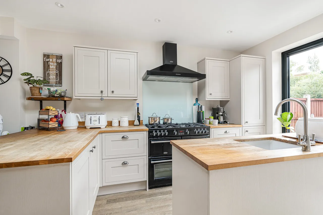 Warwick Avenue, Egham, TW20, photo 3