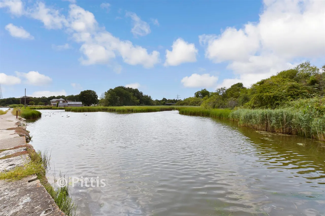 Acorn Avenue, Newport, PO30, photo 14