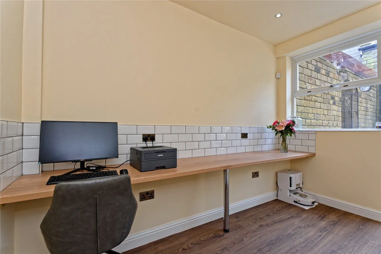 Moor End Road, Huddersfield, HD4, photo 9