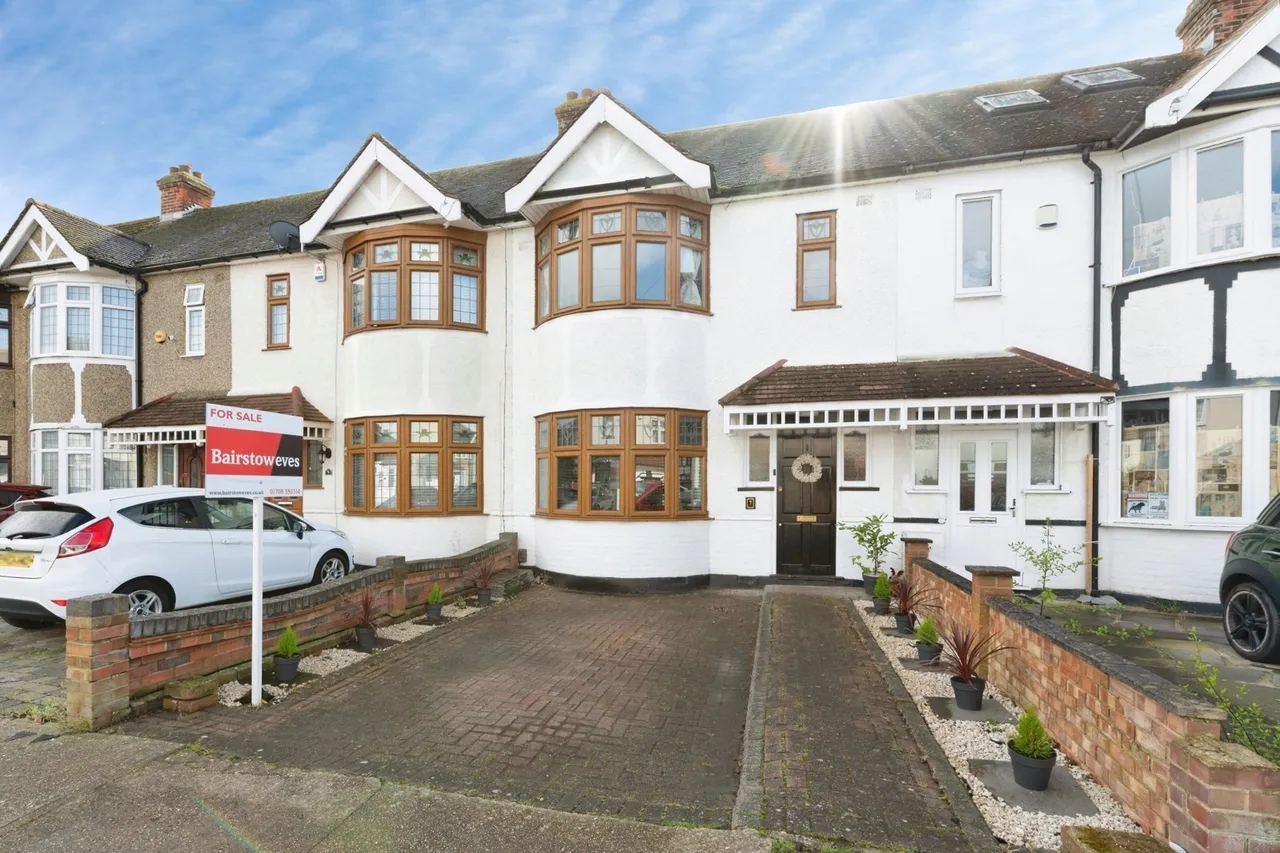 3 bed house for sale — Dunmow Drive, Rainham, RM13