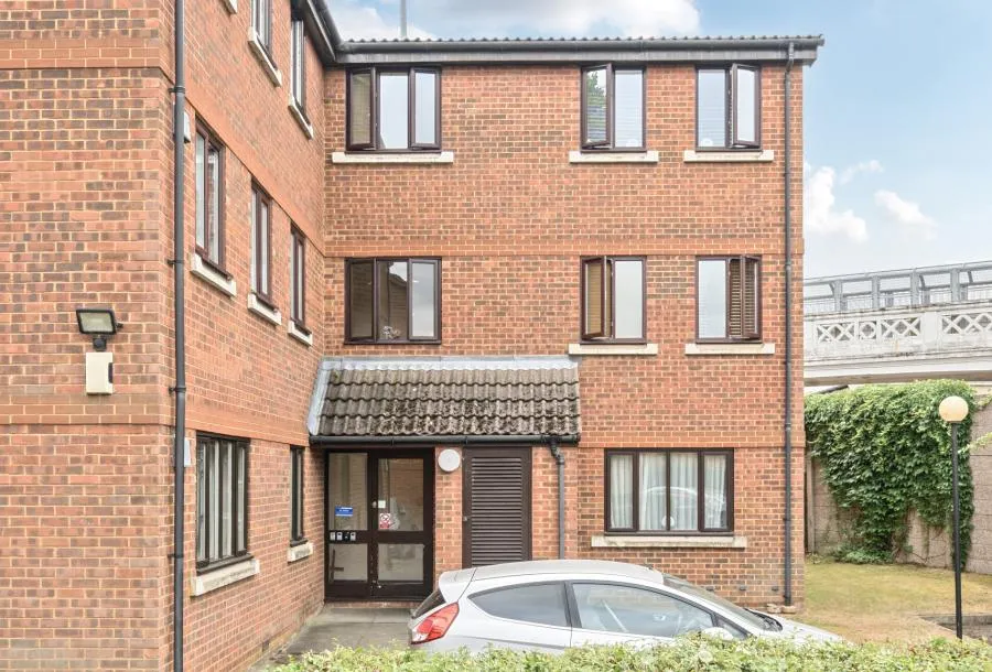1 bed flat for sale, Birchwood Close, Morden, SM4