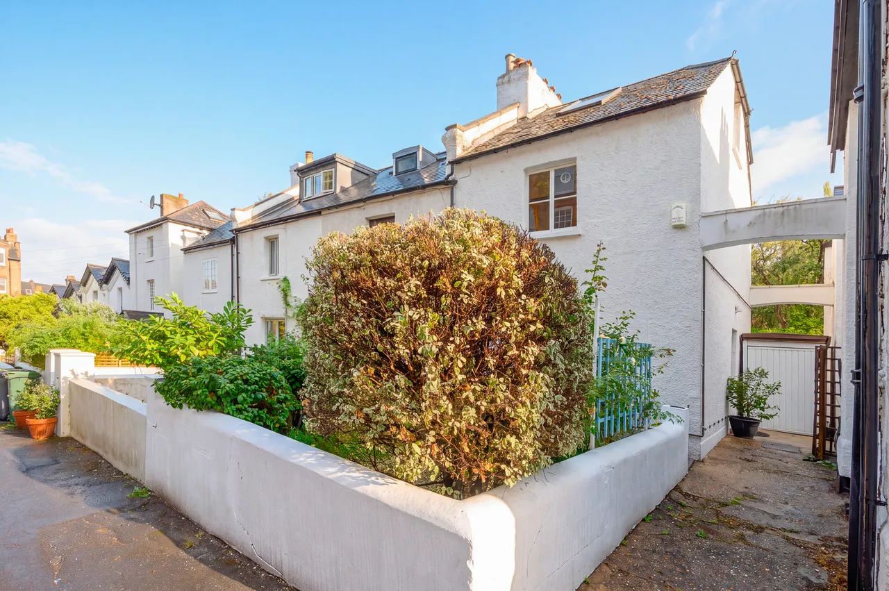 2 bed house for sale — 3 West Cottages, West End Lane, London