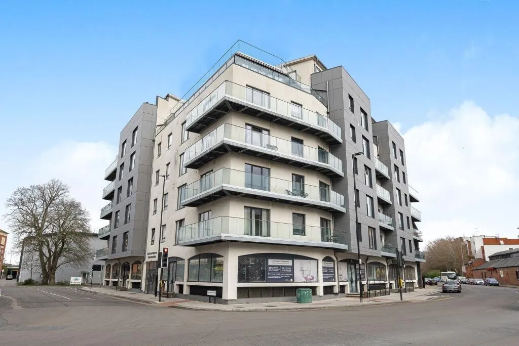 2 bed flat for sale — Royal Crescent Road, Royal Crescent Apartments, SO14