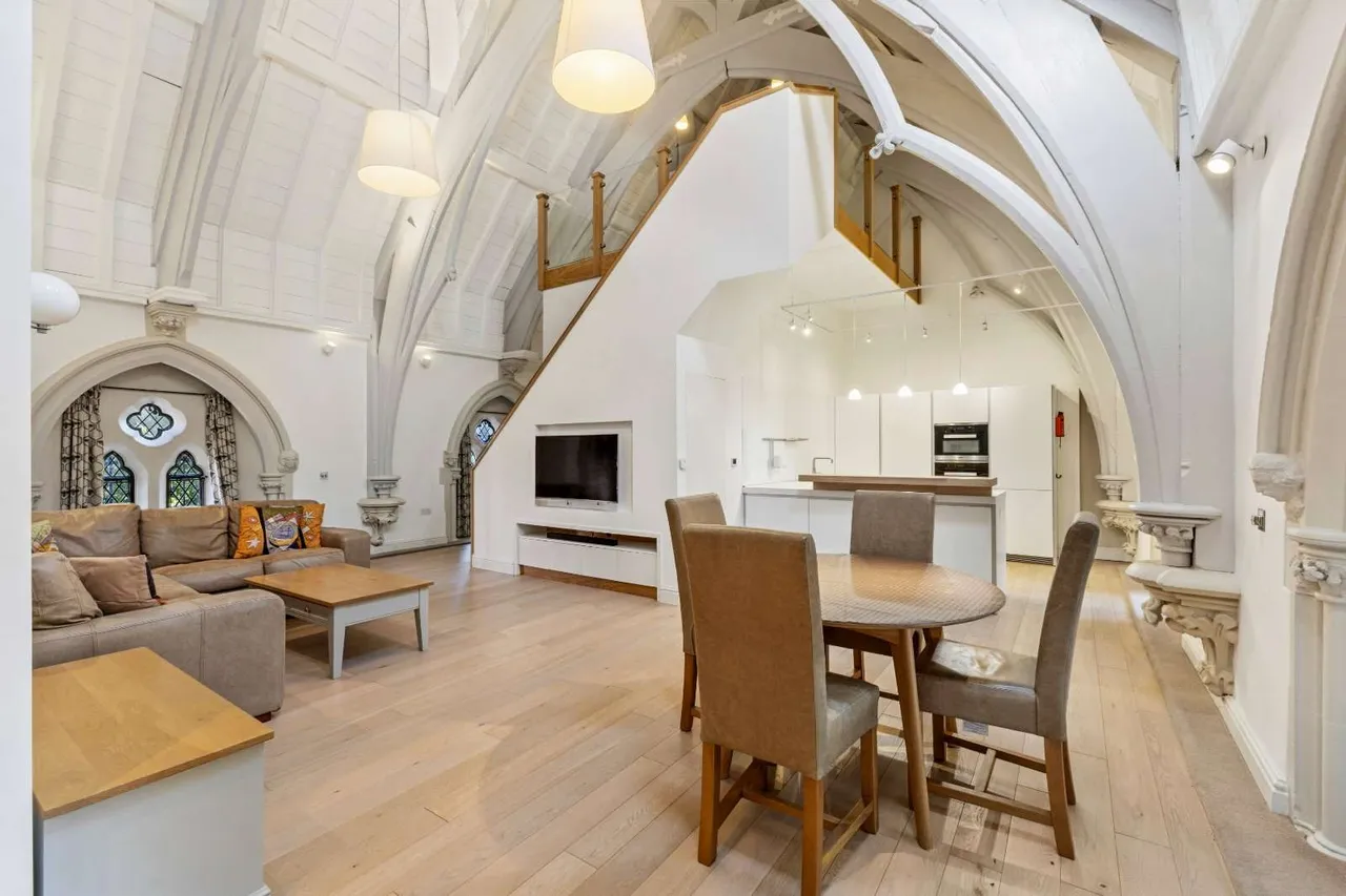 St. Thomas, 20 Southgate Street, Winchester, Hampshire, SO23 9EF, photo 2