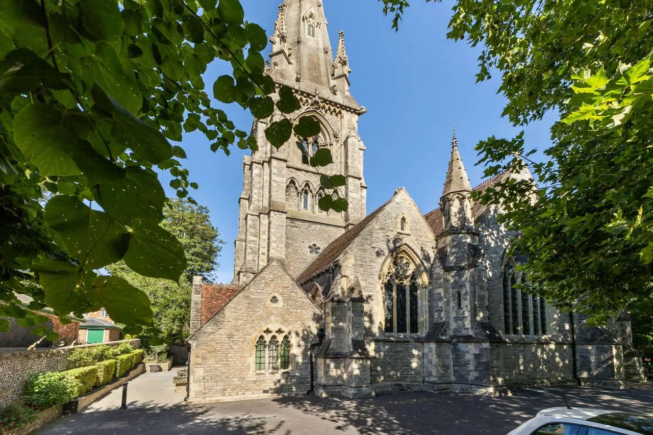 2 bed flat for sale — St. Thomas, 20 Southgate Street, Winchester, Hampshire, SO23 9EF