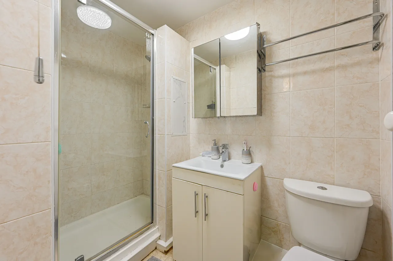 33 Winchcomb Gardens, London, photo 11