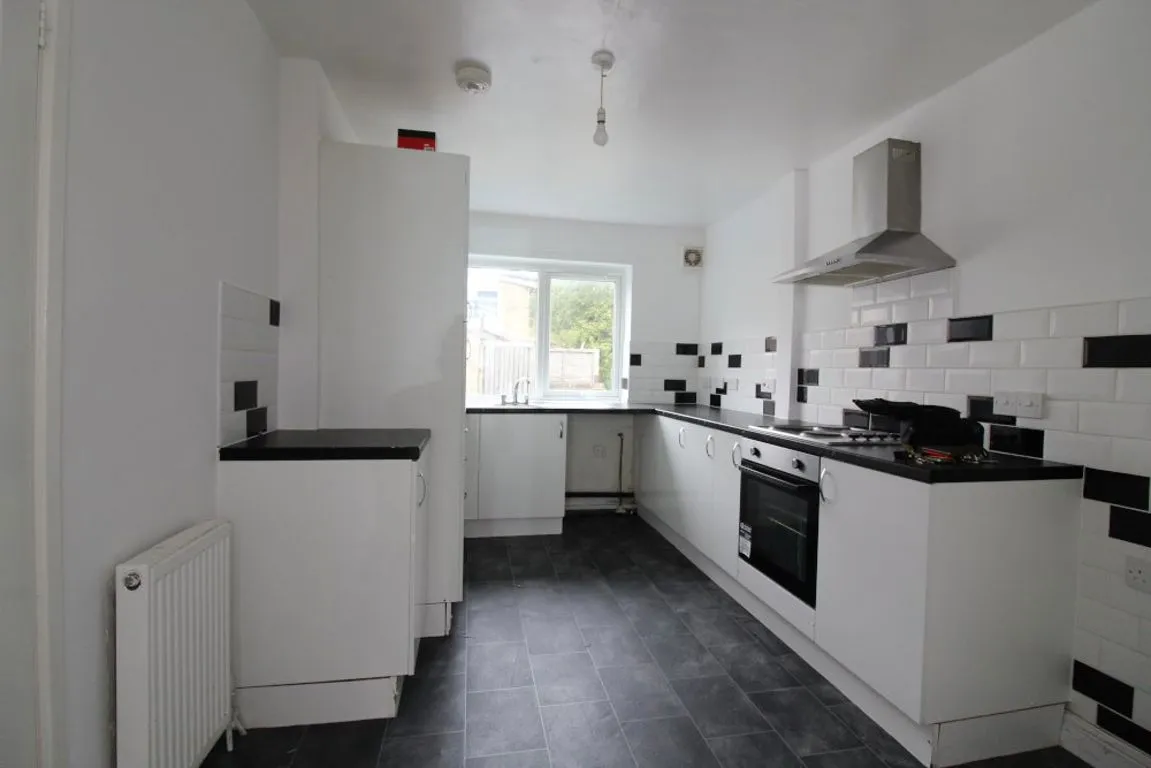 Ironside Road, Available Now, S14, photo 3