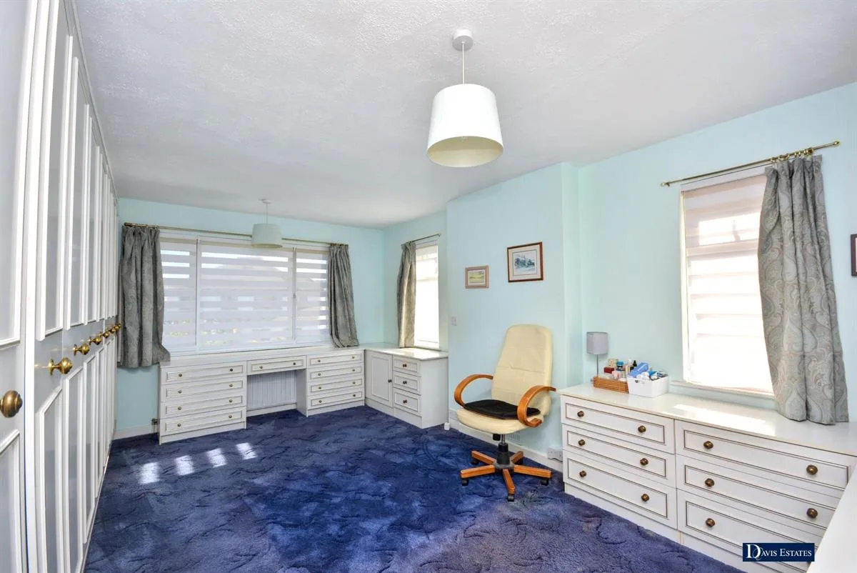 Nelwyn Avenue, Emerson Park, RM11, photo 11