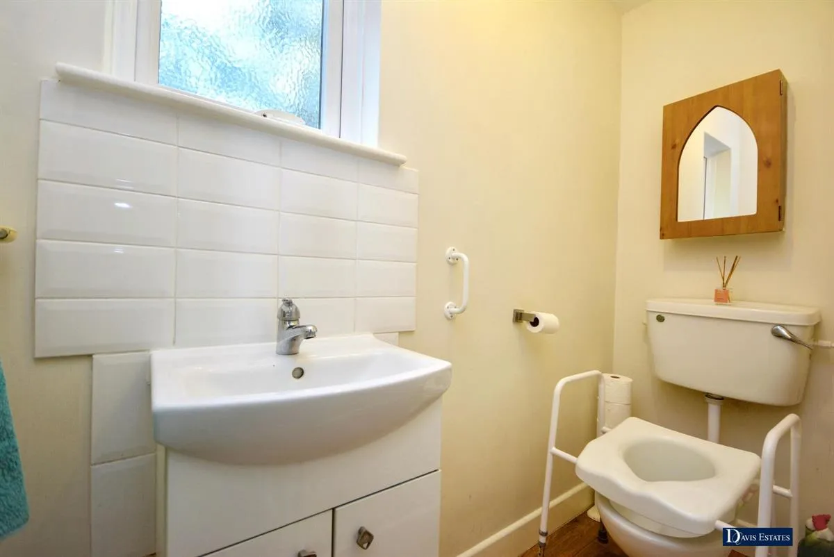 Nelwyn Avenue, Emerson Park, RM11, photo 10