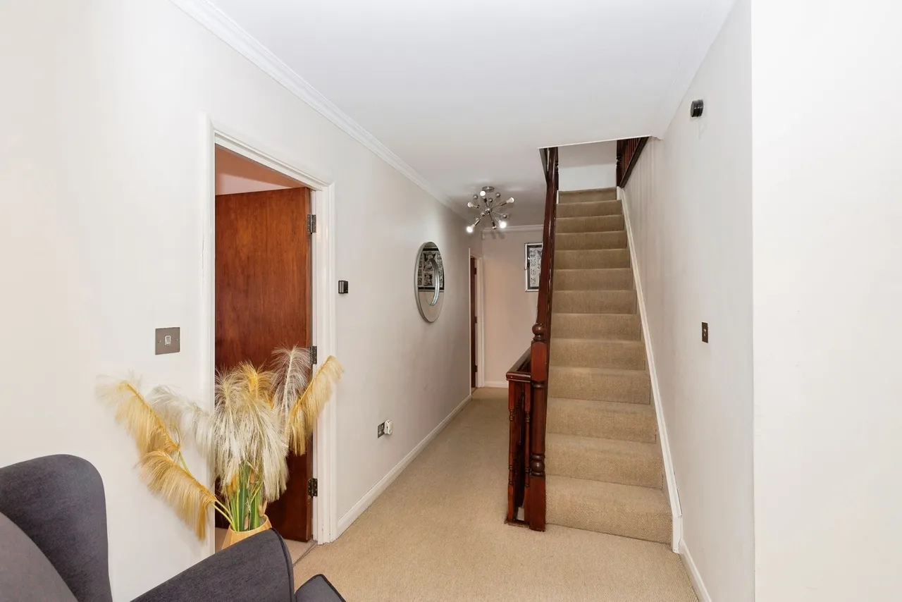 Clayhall Avenue, Clayhall, Ilford, IG5, photo 5