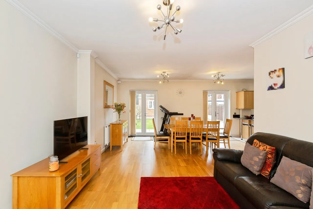 Clayhall Avenue, Clayhall, Ilford, IG5, photo 4