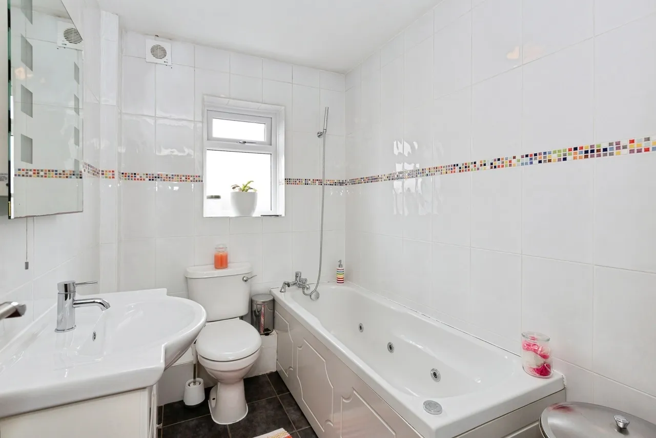 Clayhall Avenue, Clayhall, Ilford, IG5, photo 16
