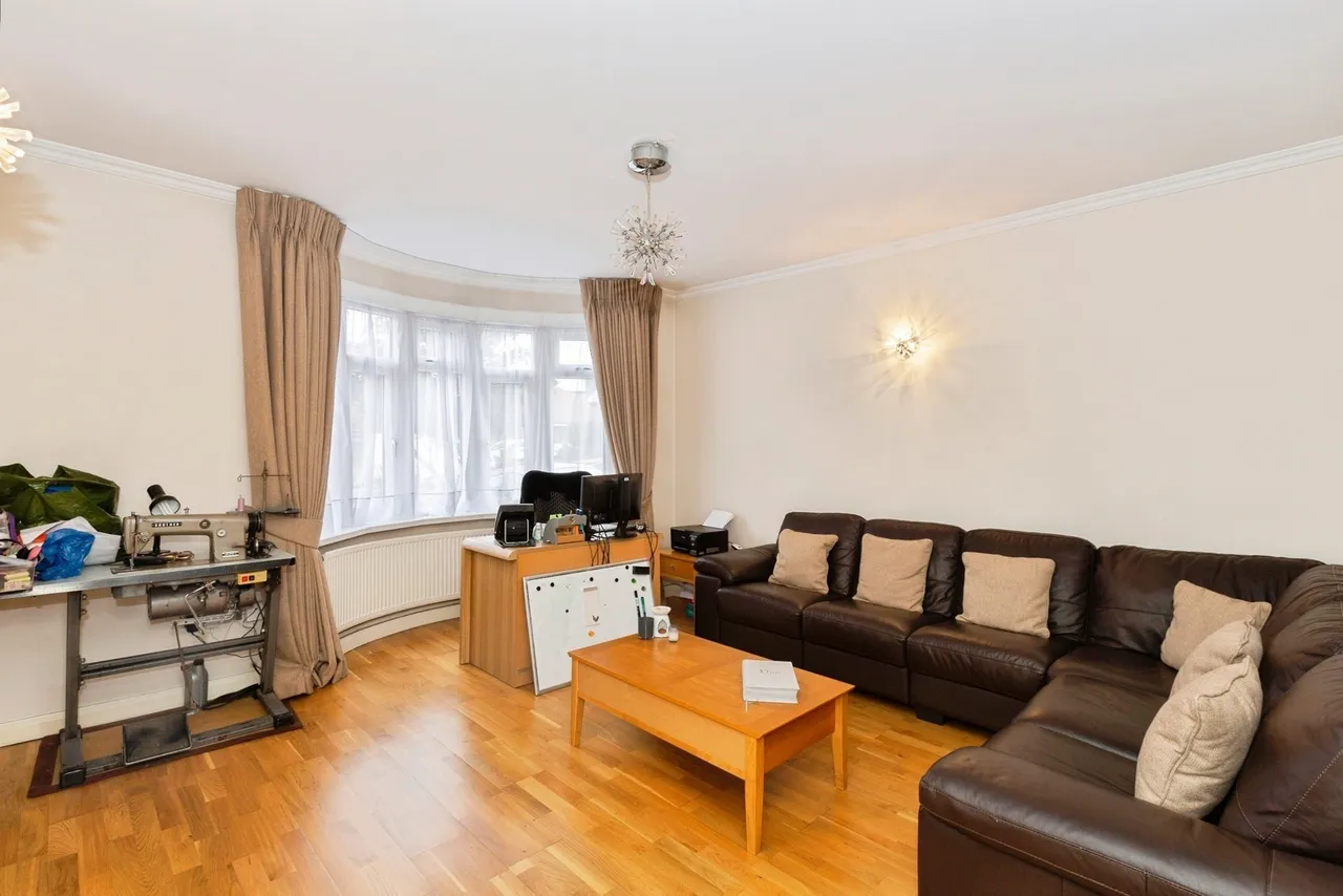 Clayhall Avenue, Clayhall, Ilford, IG5, photo 2