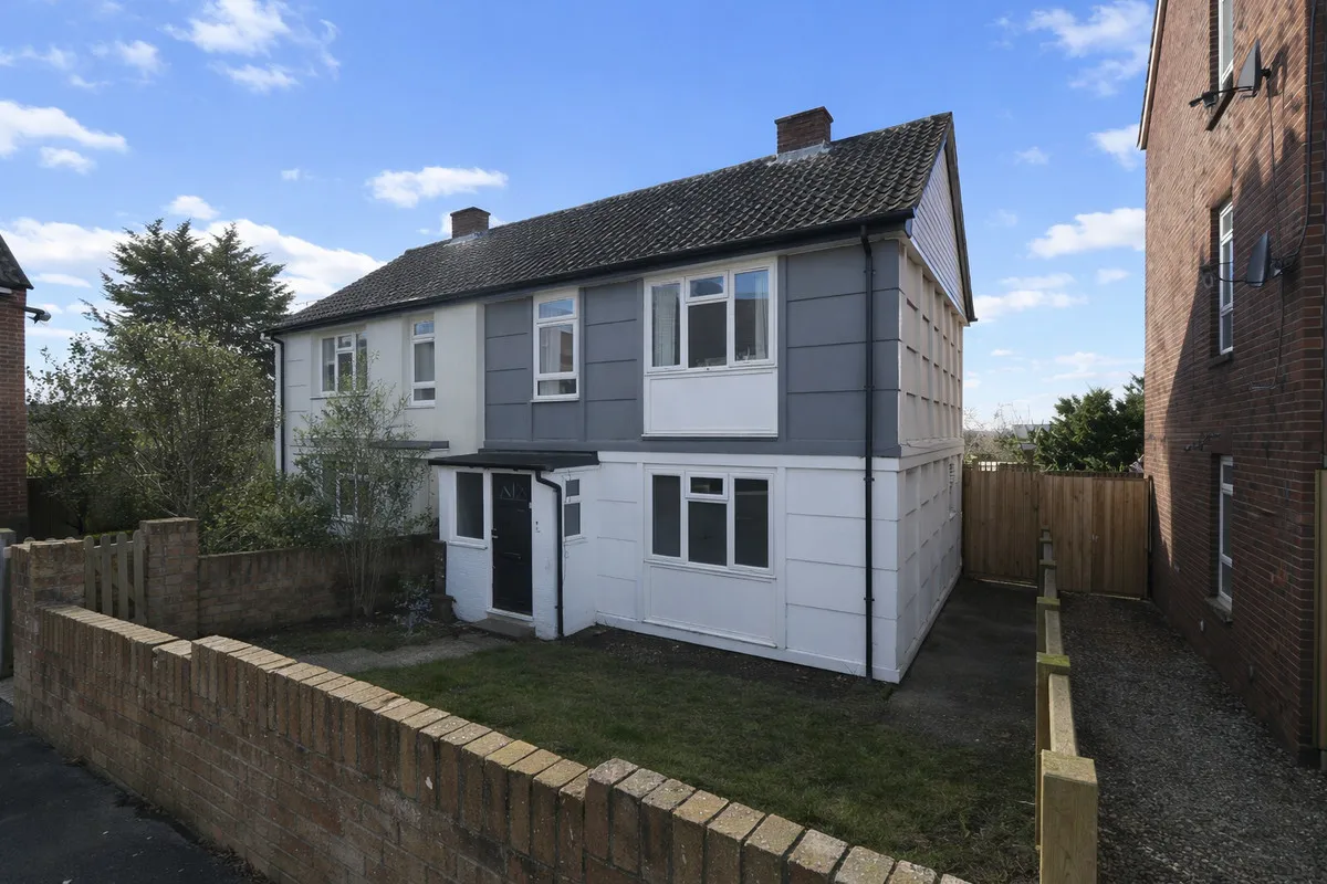 3 bed house for sale — Harlow Gardens, Romford, RM5 3UL