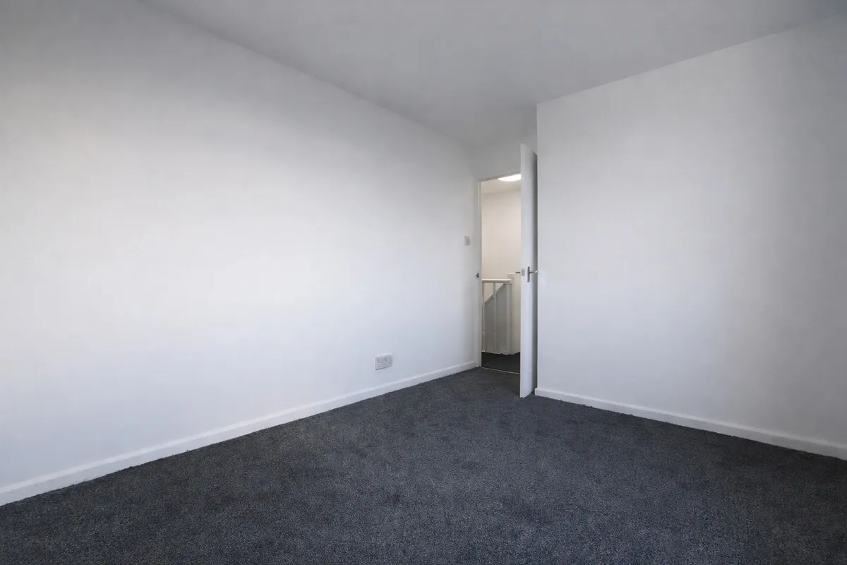 Harlow Gardens, Romford, RM5 3UL, photo 4