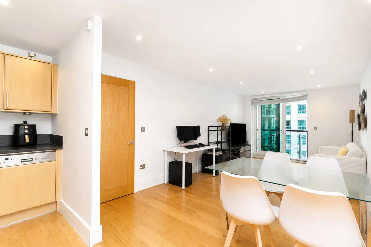 Flagstaff House, St. George Wharf, SW8, photo 4