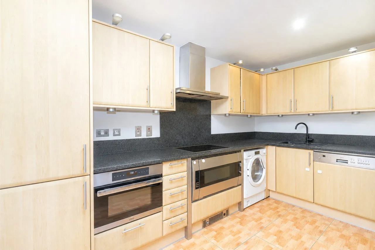 Flagstaff House, St. George Wharf, SW8, photo 2