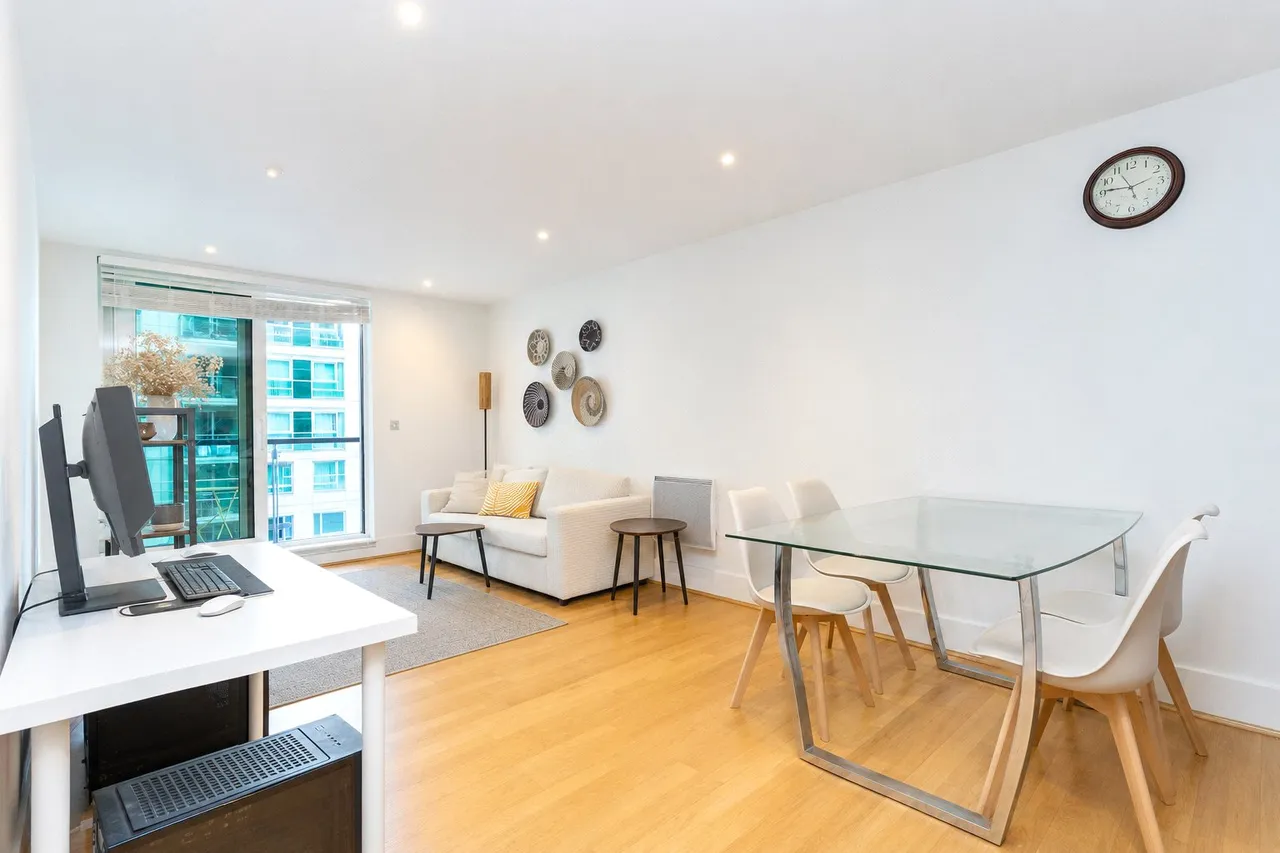 2 bed flat for sale, Flagstaff House, St. George Wharf, SW8