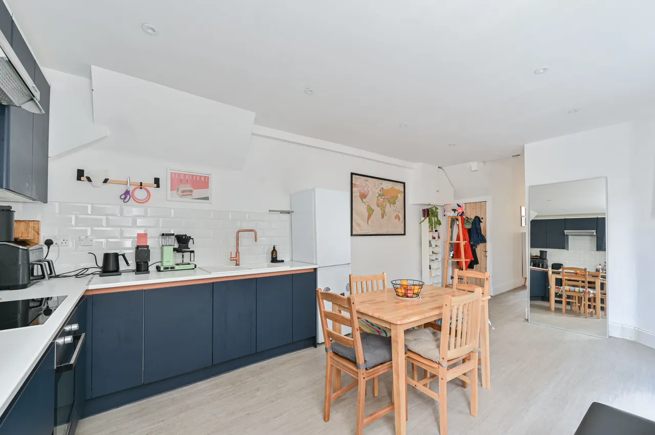 76 Mellison Road, London, photo 4