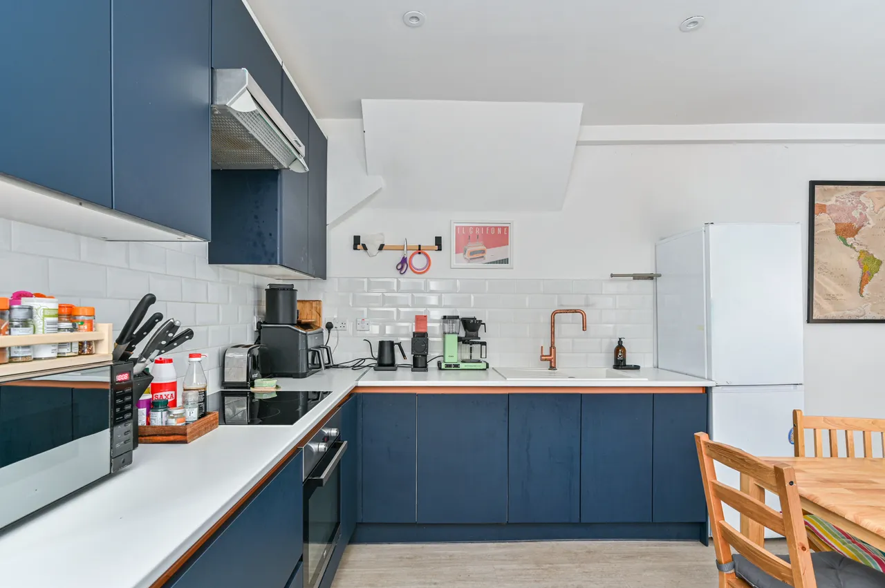 2 bed flat for sale — 76 Mellison Road, London