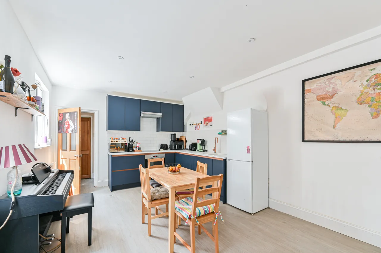 76 Mellison Road, London, photo 5