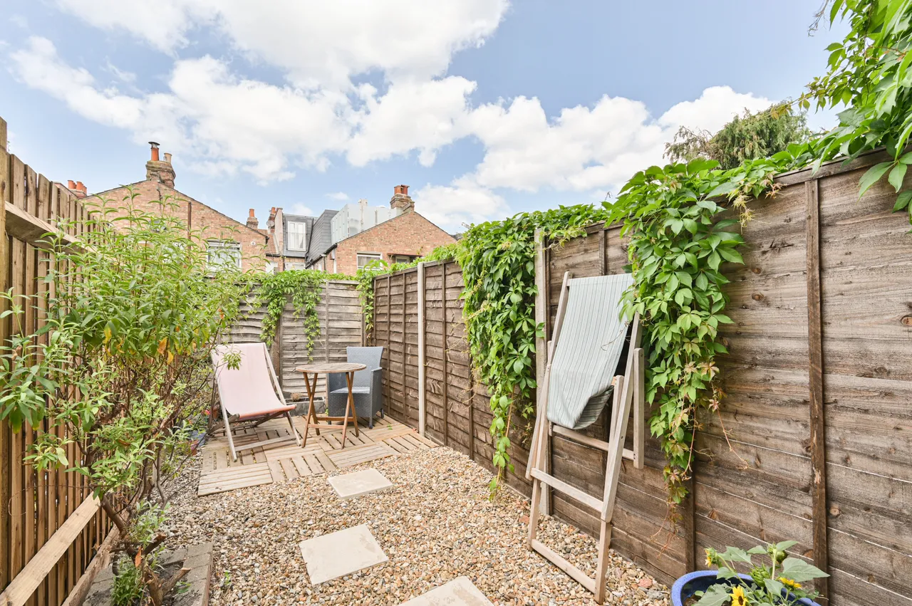 76 Mellison Road, London, photo 9