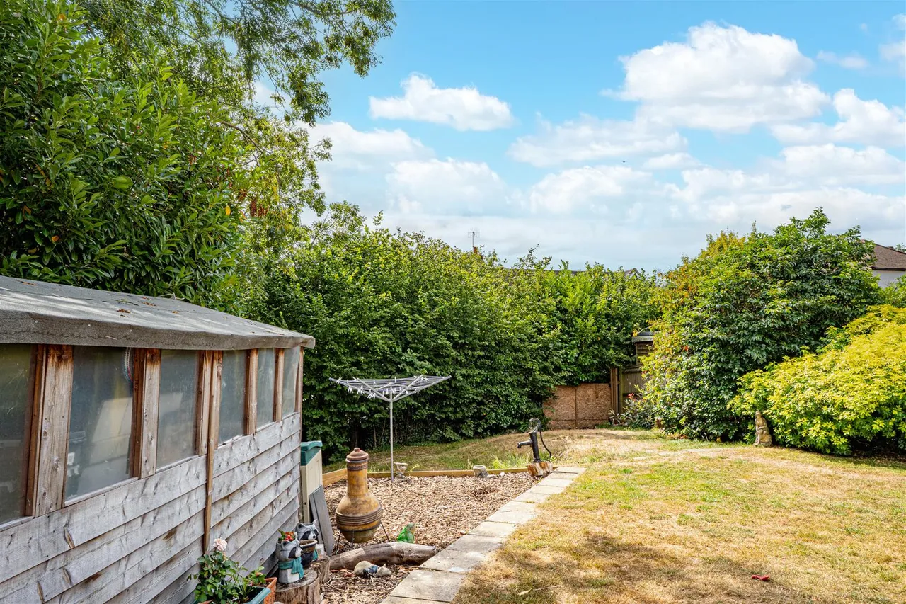 Beauharrow Road, St. Leonards-On-Sea, photo 27