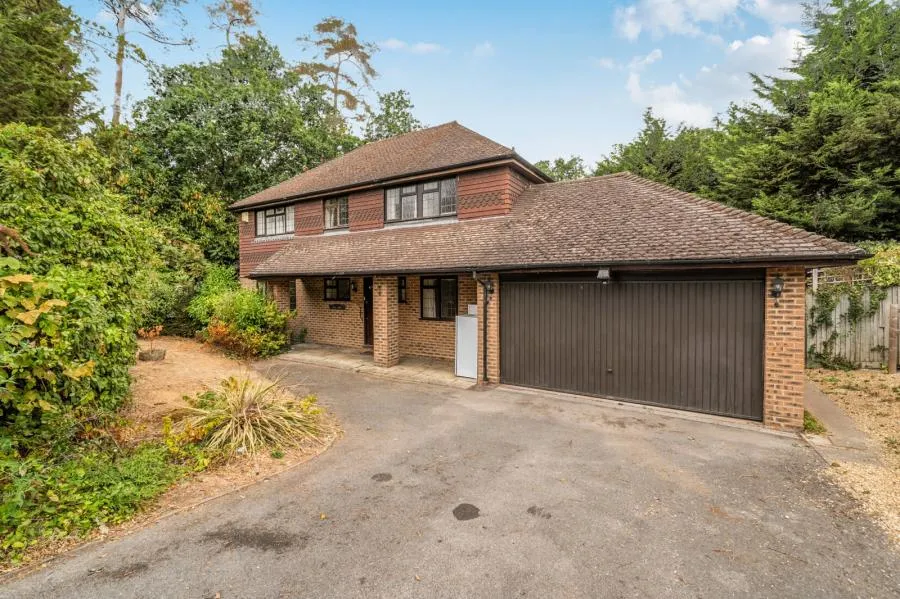 4 bed house for sale, Perry Way, Lightwater, GU18