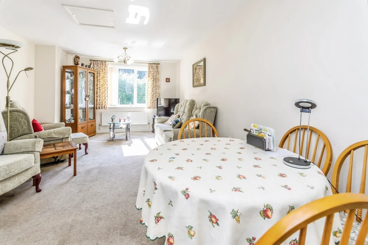 2 bed flat for sale — Stafford Road, Caterham, Surrey, CR3