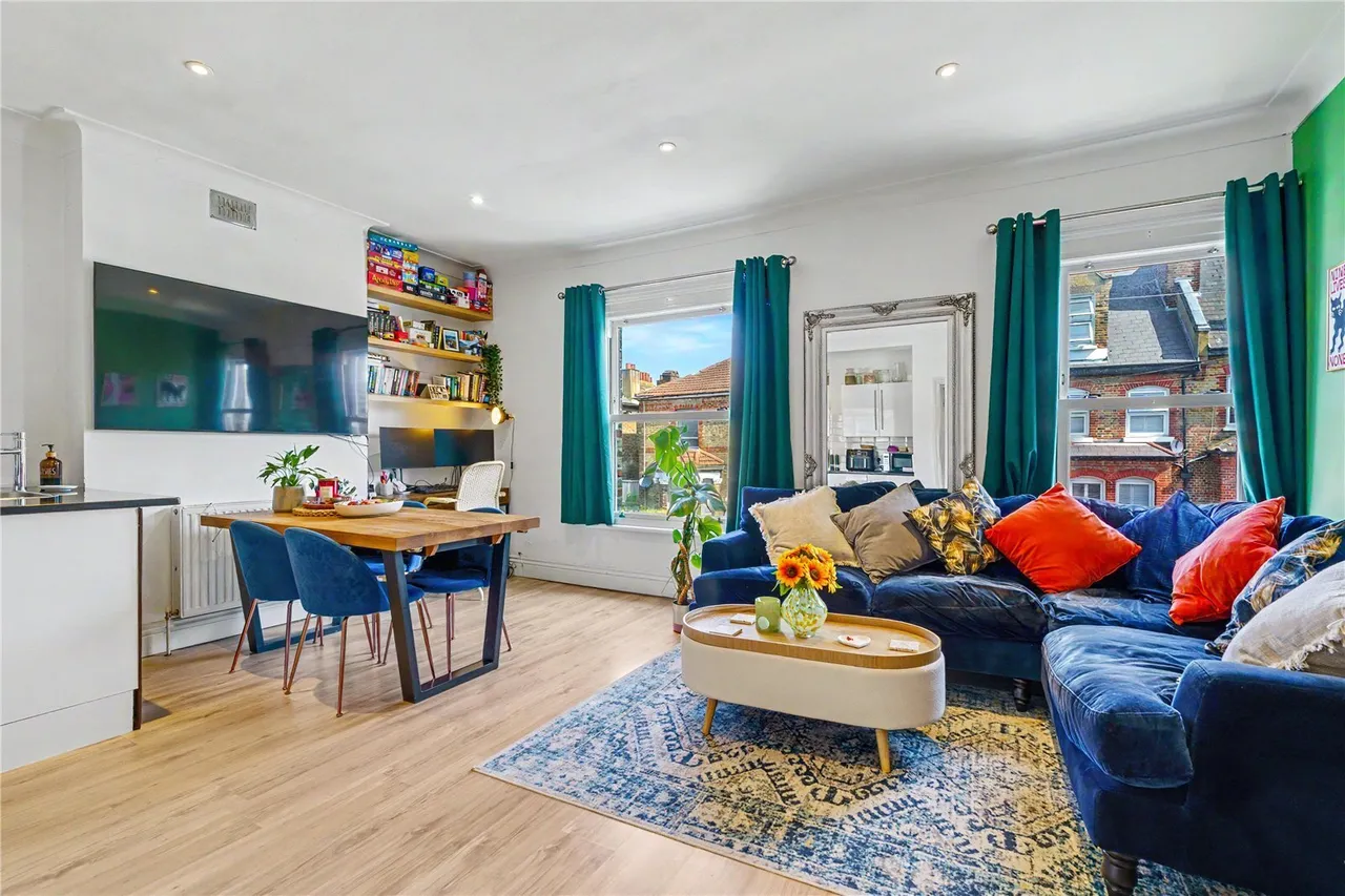 2 bed flat for sale, Fernlea Road, London, SW12