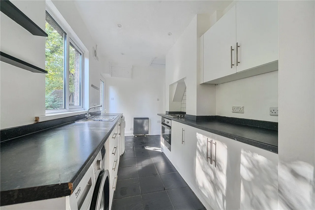 Salisbury Road, Marlborough, SN8, photo 2
