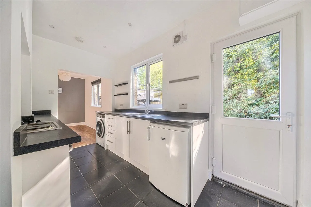 Salisbury Road, Marlborough, SN8, photo 5