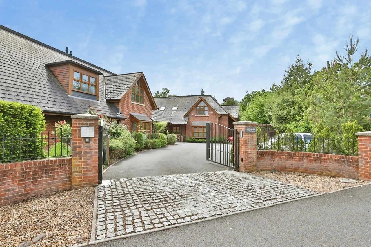 2 bed flat for sale, West Moors Road, Ferndown, BH22