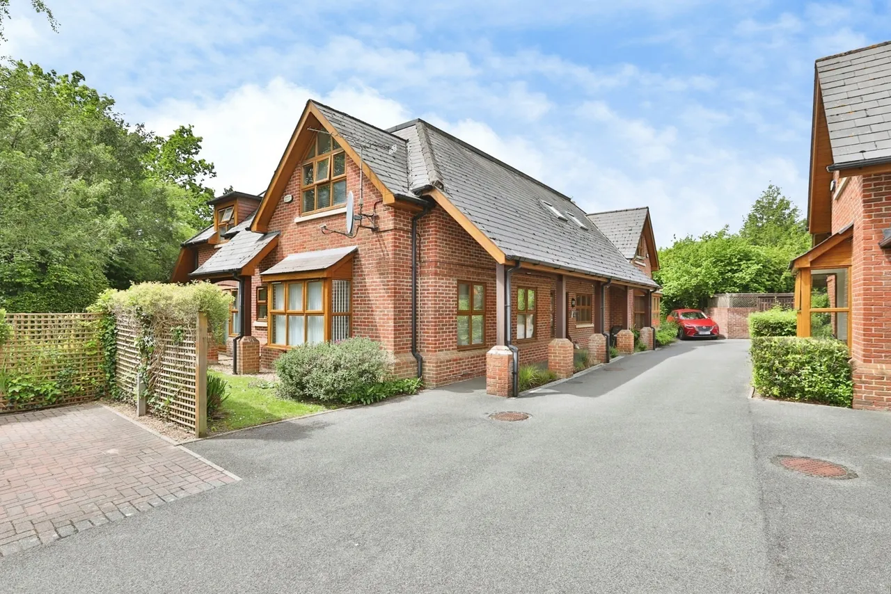 West Moors Road, Ferndown, BH22, photo 2