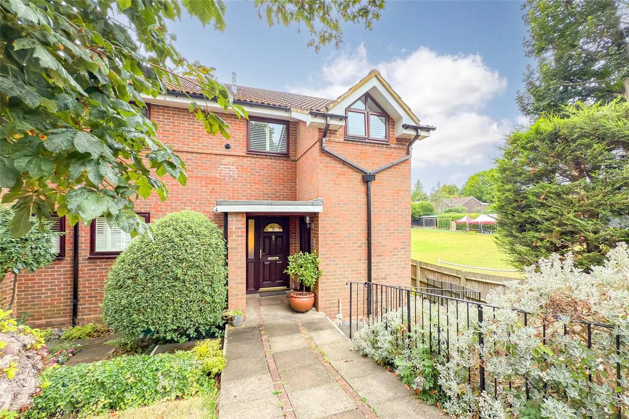 2 bed flat for sale — Douglas Road, Harpenden, Hertfordshire, AL5 2ES