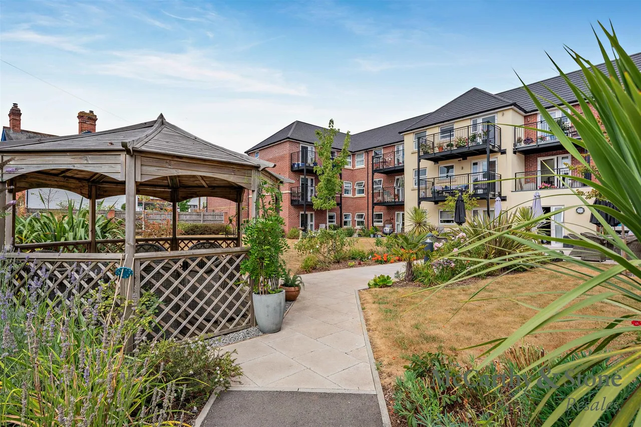 1 bed flat for sale, Willand Road, Cullompton, EX15