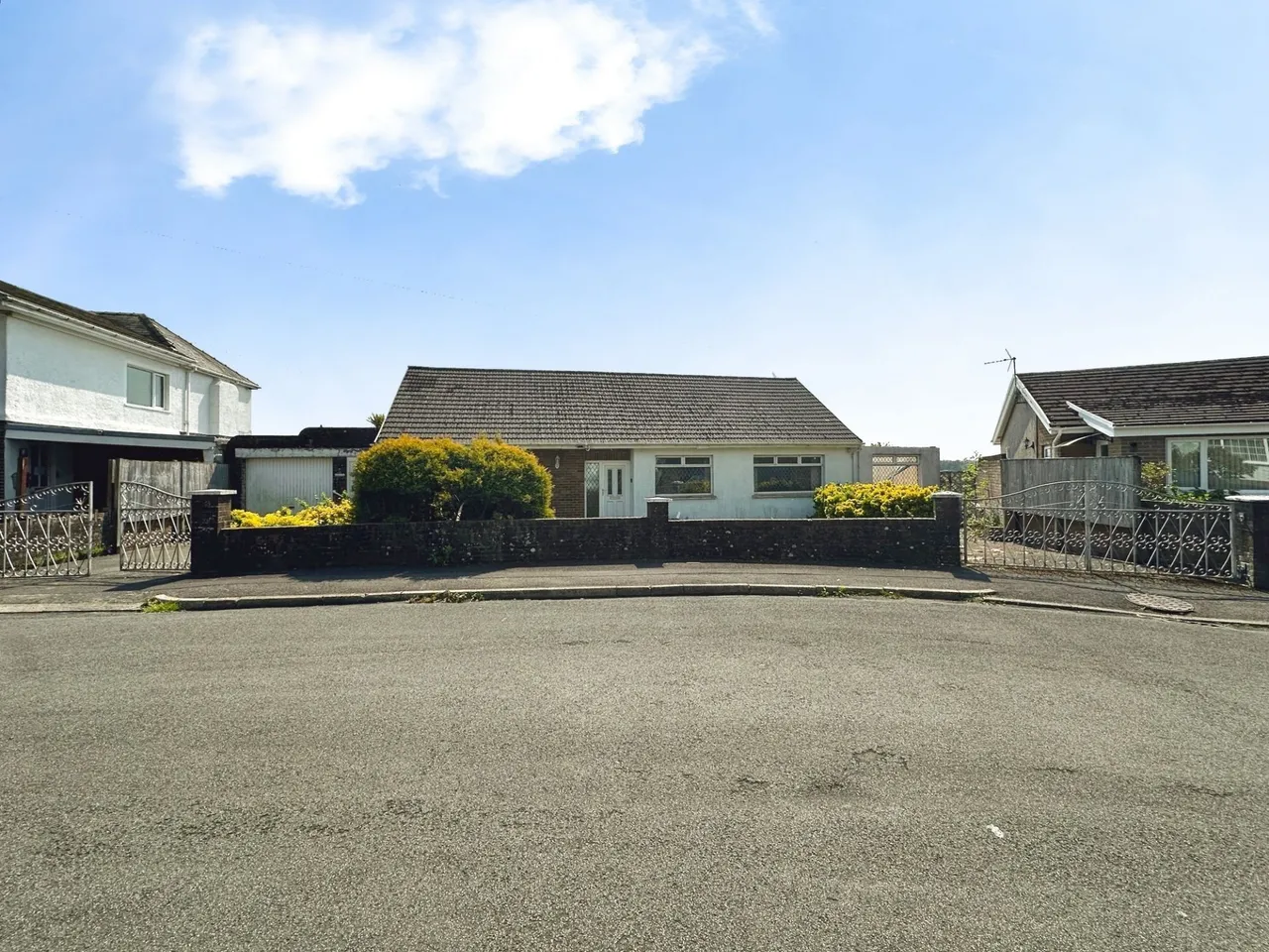 4 bed house for sale, Lindea, Y Llest, CF31