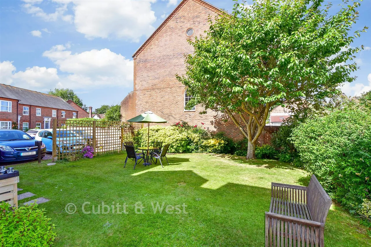Henty Gardens, Chichester, PO19, photo 5