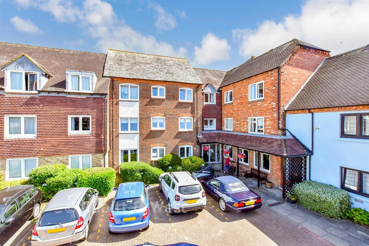 2 bed flat for sale, Henty Gardens, Chichester, PO19