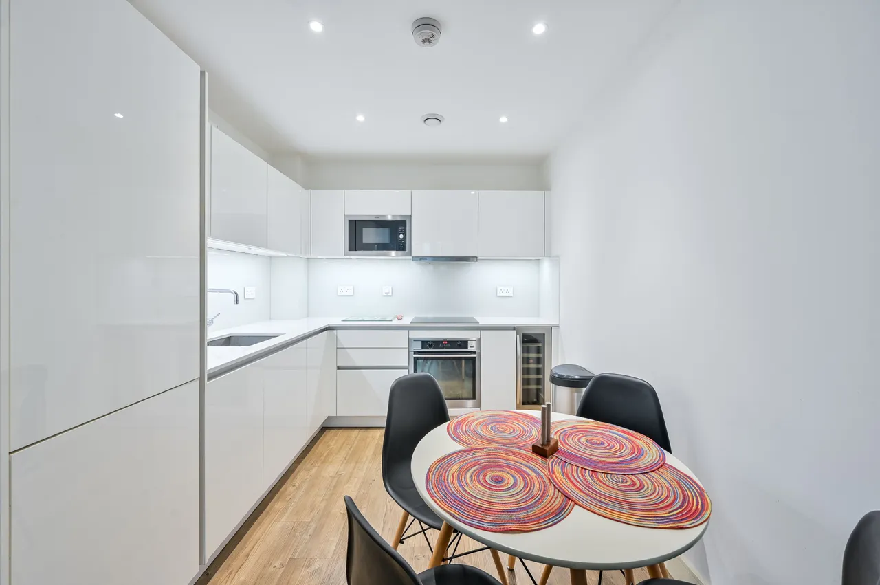 Apartment 4, Lariat Apartments, 36 Cable Walk, London, photo 3