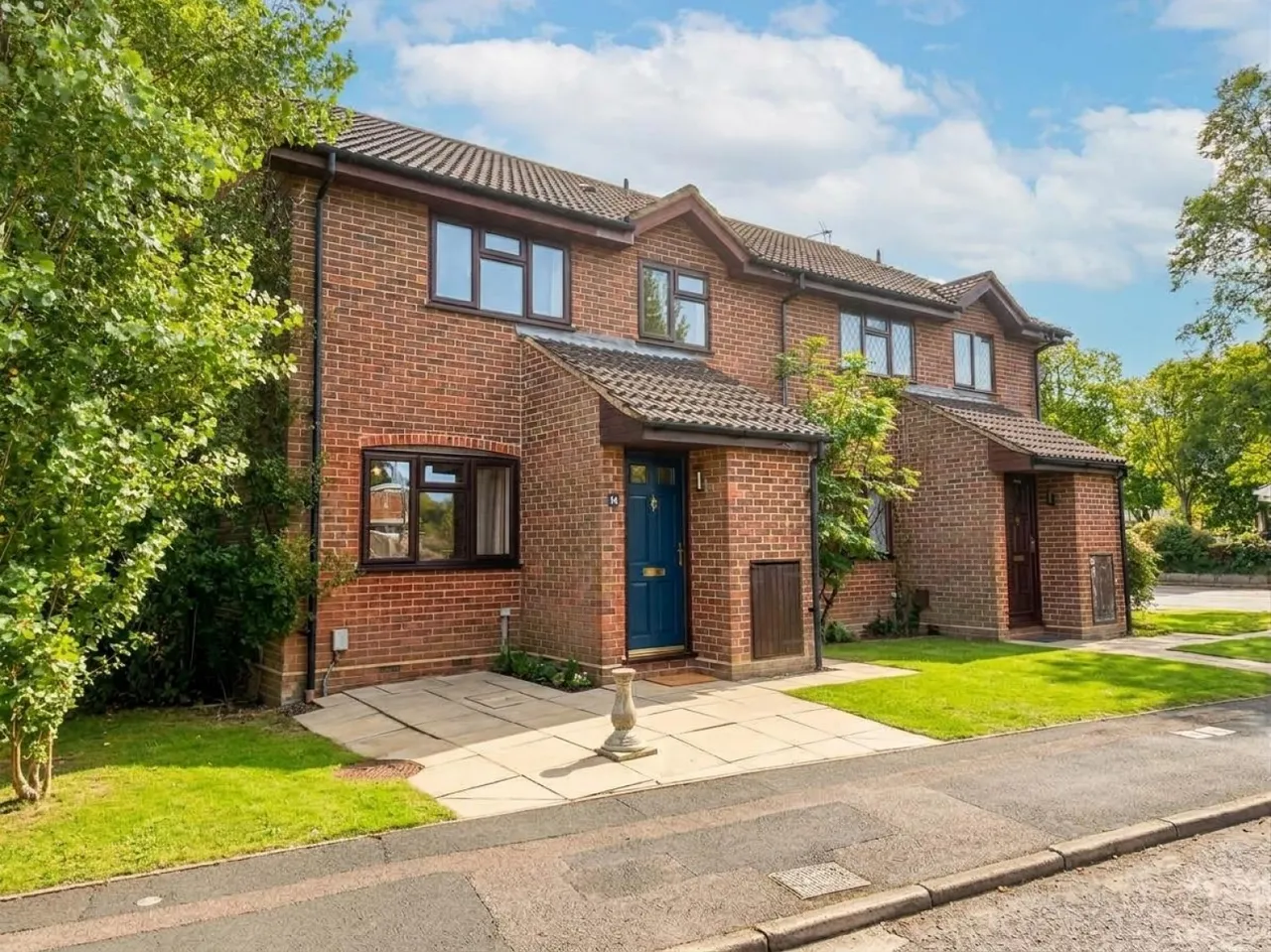 2 bed house for sale, Youngs Drive, GU12