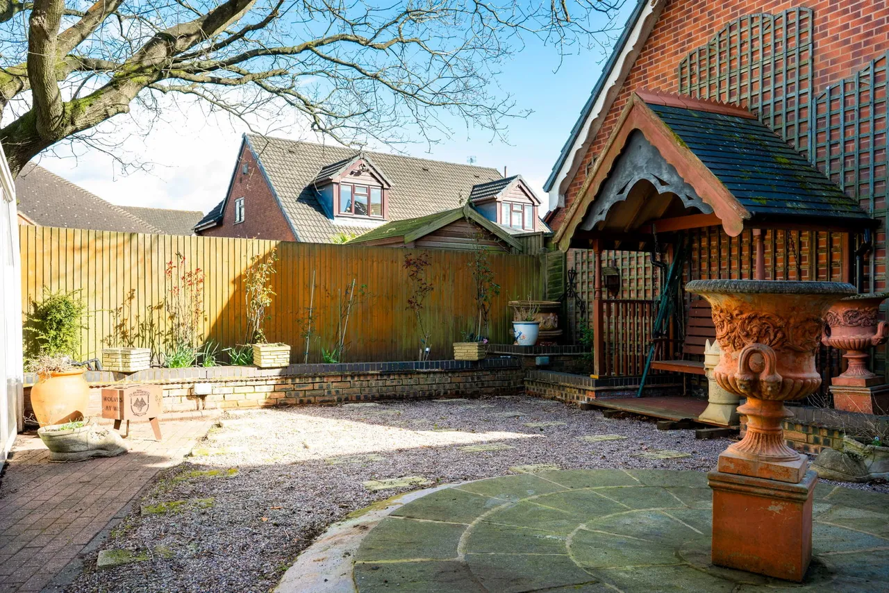 Wallace Court, Cheslyn Hay, WS6, photo 37