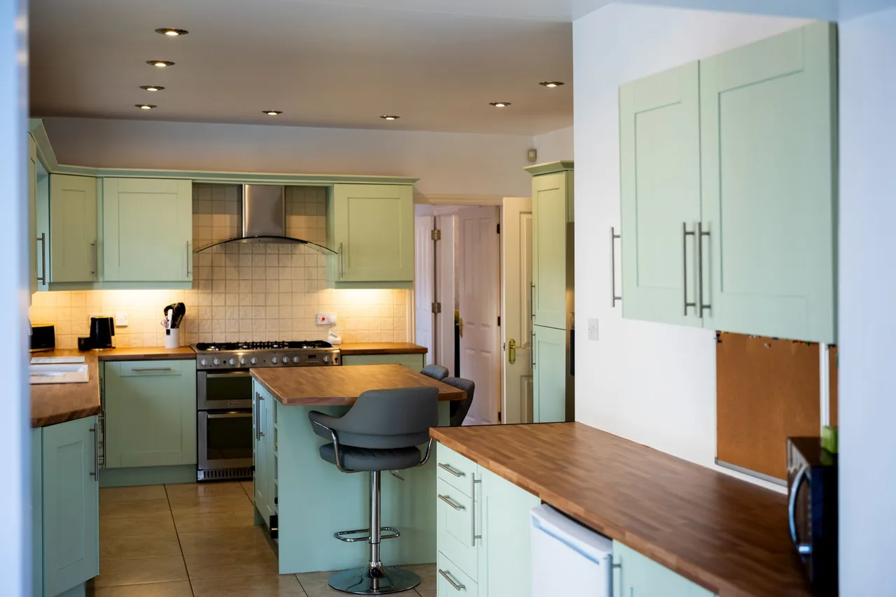 Wallace Court, Cheslyn Hay, WS6, photo 3