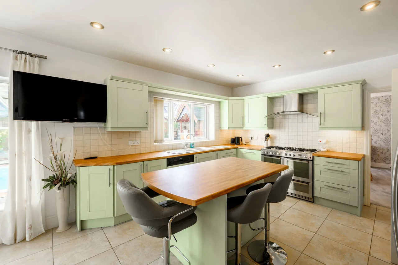 Wallace Court, Cheslyn Hay, WS6, photo 2