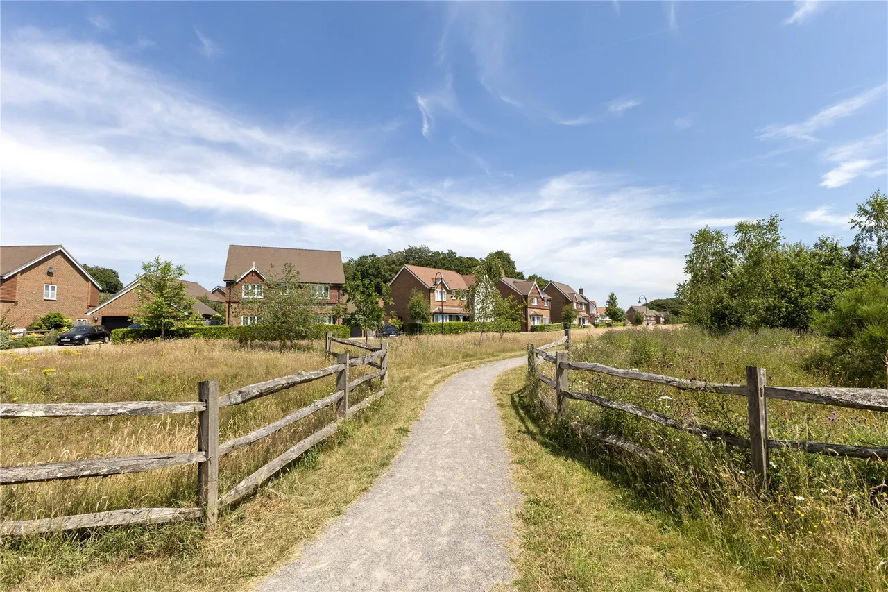 Tennyson Way, Grayshott, GU26, photo 21