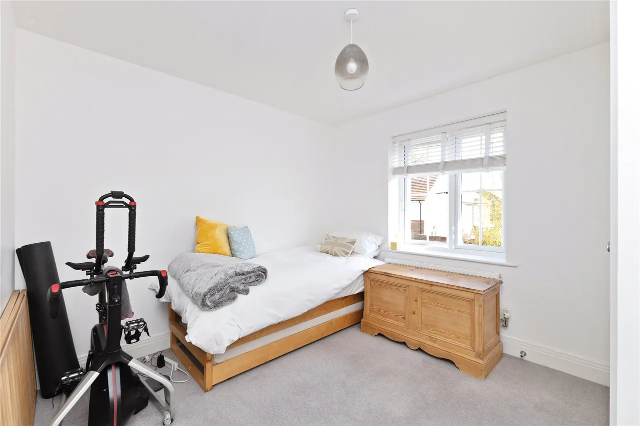 Tennyson Way, Grayshott, GU26, photo 15