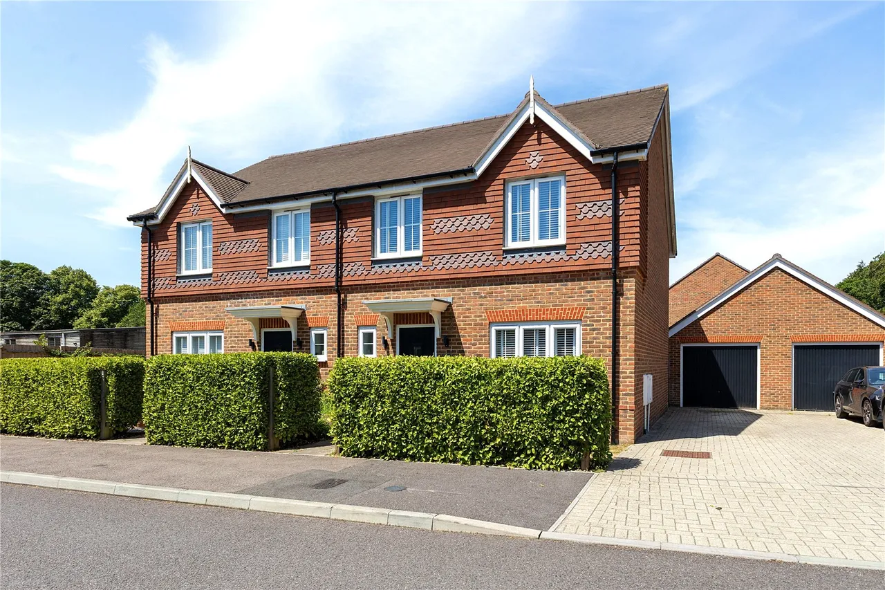 3 bed house for sale, Tennyson Way, Grayshott, GU26